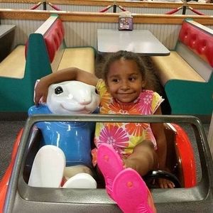 Meet your Posher, Sharona